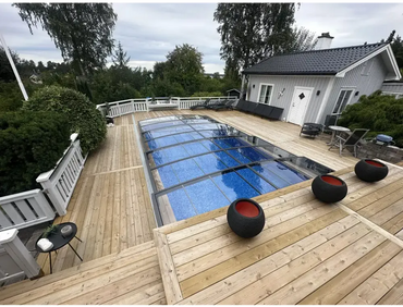 Sydney pool enclosure with a single anthracite rail on one side – rectangular shape, clear panels, blue water, wooden deck