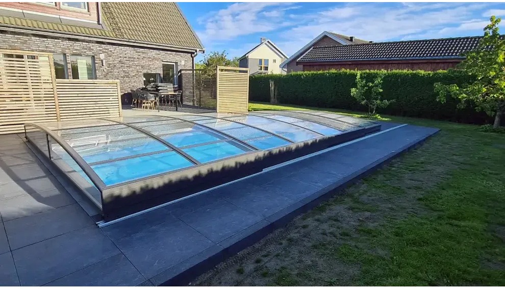 Pooltak Sydney i blåtonat glas med slank metallram för bygga pool