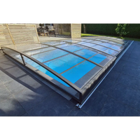 Modern pooltak Sydney i blåtonat glas med slank svart ram