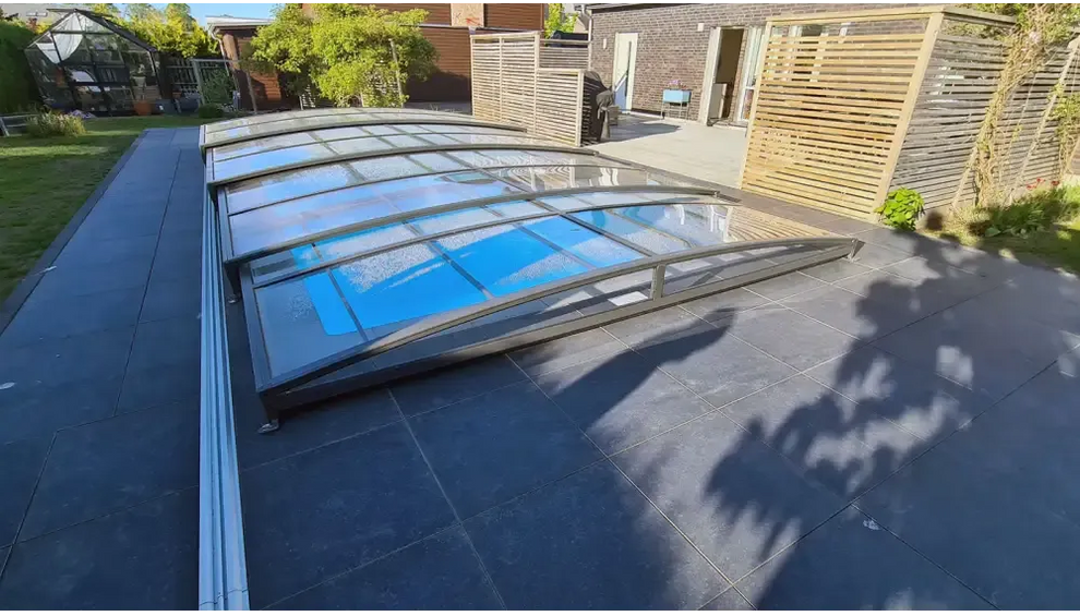 Pooltak Sydney i blåtonat glas med slank metallram för bygga pool