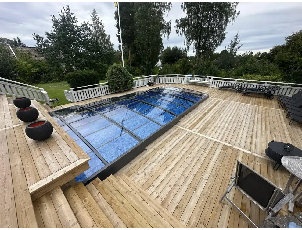 Pooltak Sydney i blåtonat glas med slank metallram över blå pool