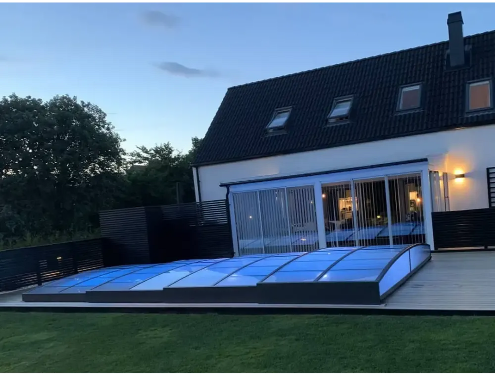 Pooltak Sydney i blåtonat glas med slank svart ram och kurvade kanter