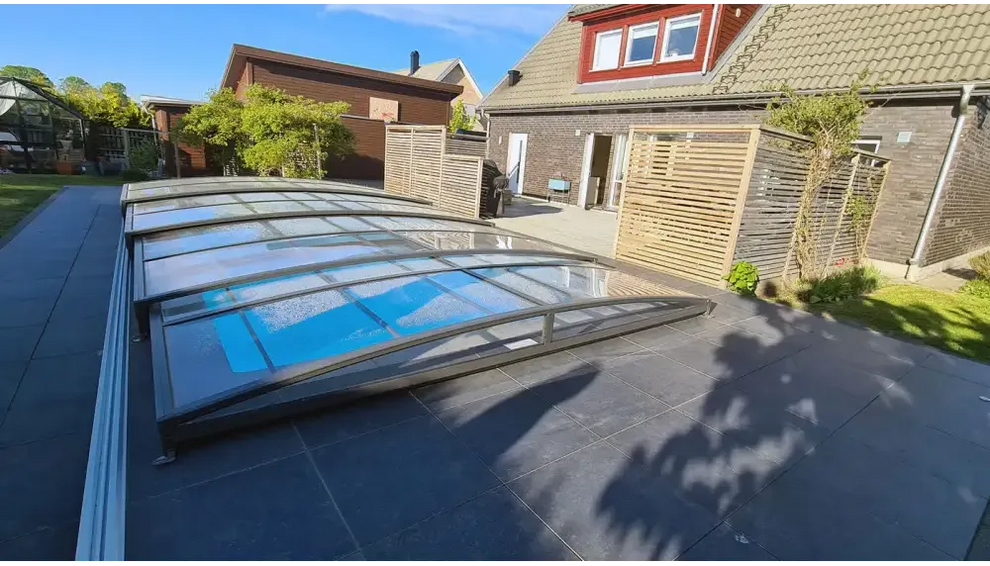 Pooltak Sydney i blåtonat glas med slank metallram för UV-skydd