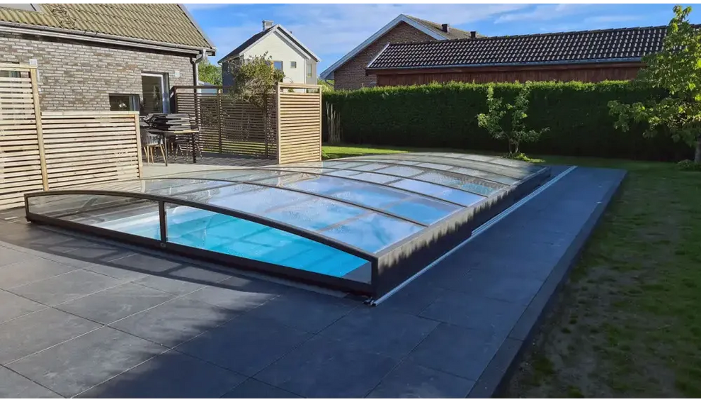 Pooltak Sydney i blåtonat glas med slank antracit metallram för bygga pool