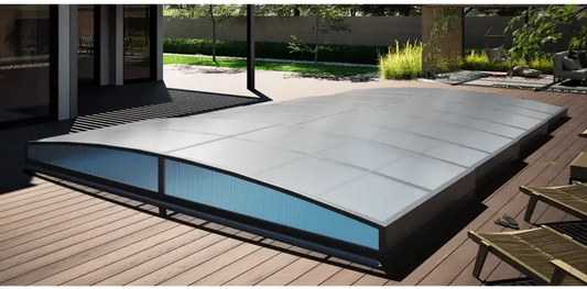 Sydney pool enclosure with a single anthracite rail – 4 x 8, silver frame, blue-tinted panels