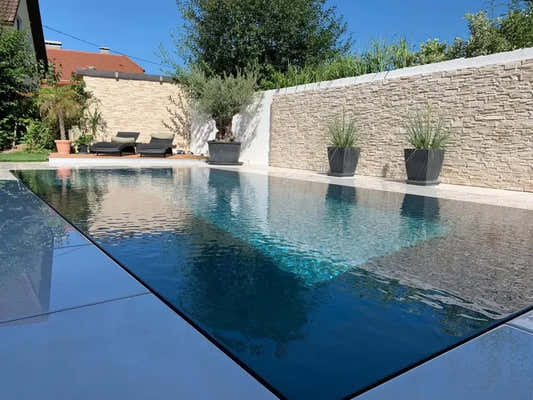 Pooltime Exclusive Overflow pool – light grey tiled edge, rectangular shape, clear blue water
