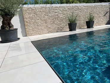 Pooltime Exclusive Overflow pool – light grey tiled edge, turquoise water