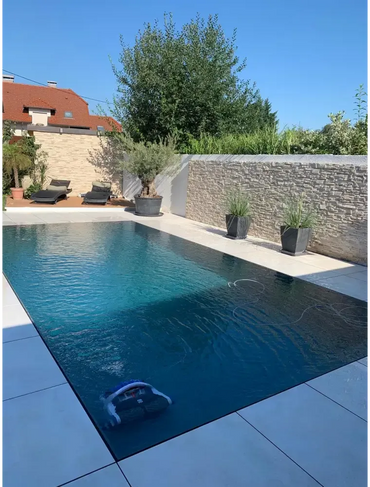 Pooltime Exclusive PP overflow pool – blue and white robotic pool cleaner, clear turquoise water