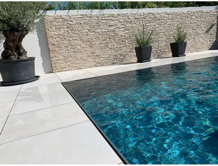Pooltime Exclusive overflow pp pool i kristallklar turkos nyans med svarta kanter