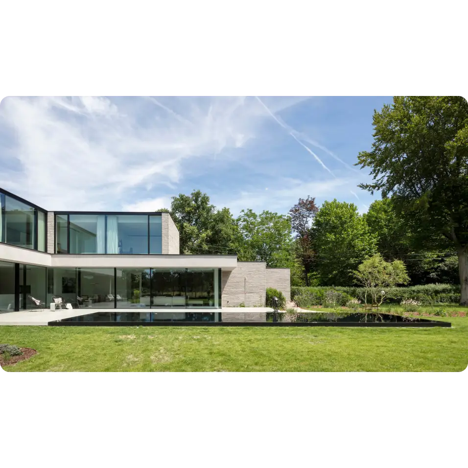 Modern minimalist hus vid Pooltime Exklusiv ovanmark PP pool med oändlighetskant