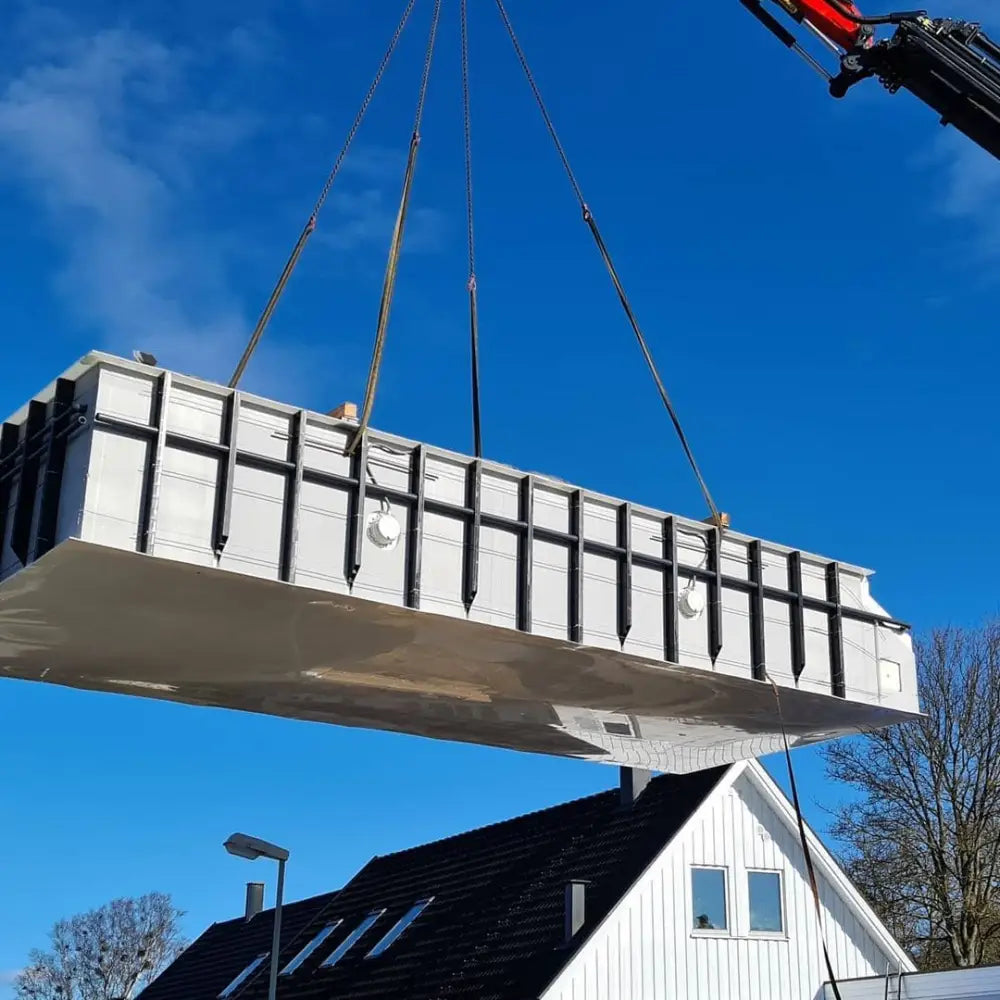 Pooltime Exklusiv 12mm rektangulär pool med turkost vatten och vit betongtank