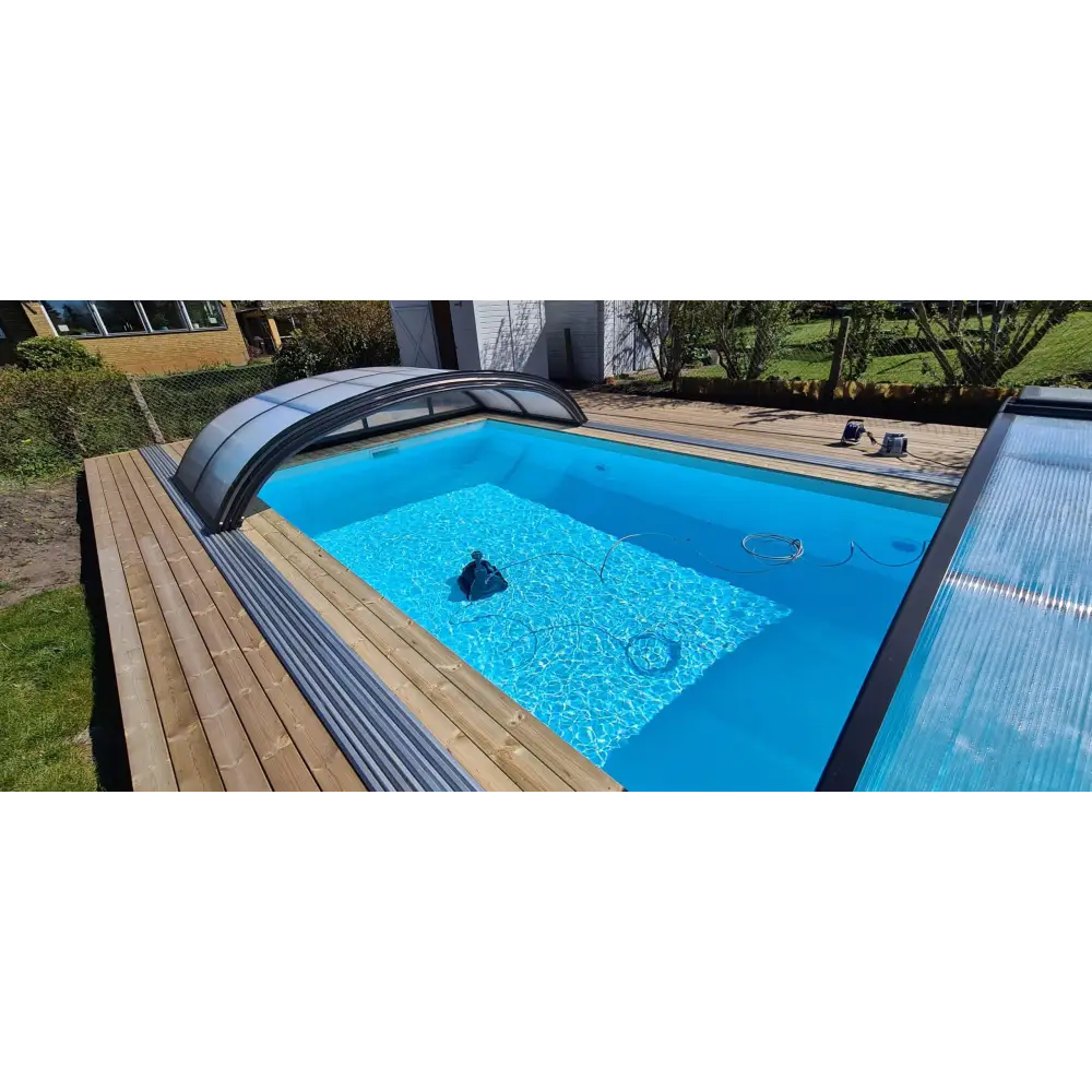 Pooltime Exklusiv 12mm rektangulär pool med turkost vatten och trädäck