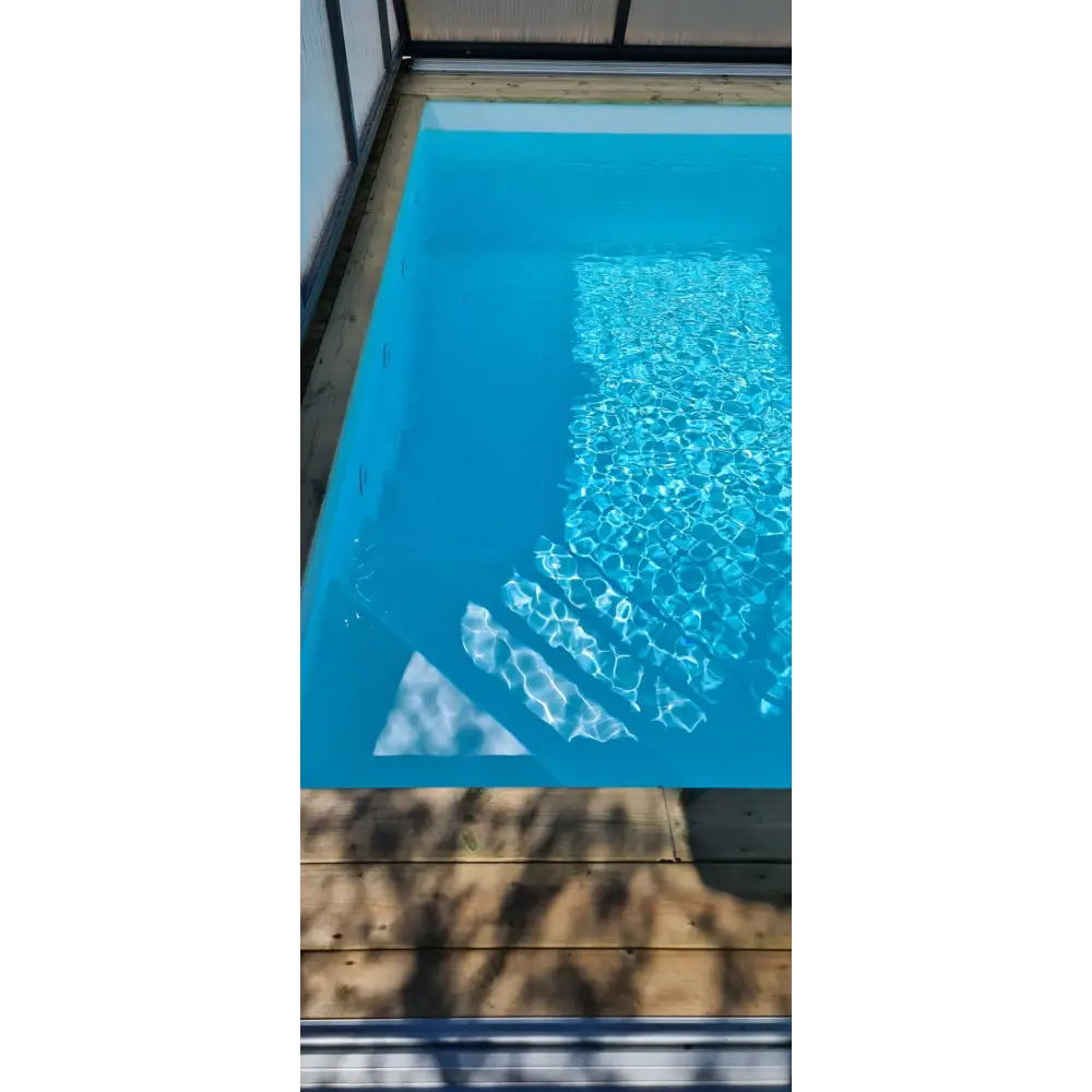 Pooltime Exklusiv 12mm rektangulär pool med klart blått vatten och trädeck
