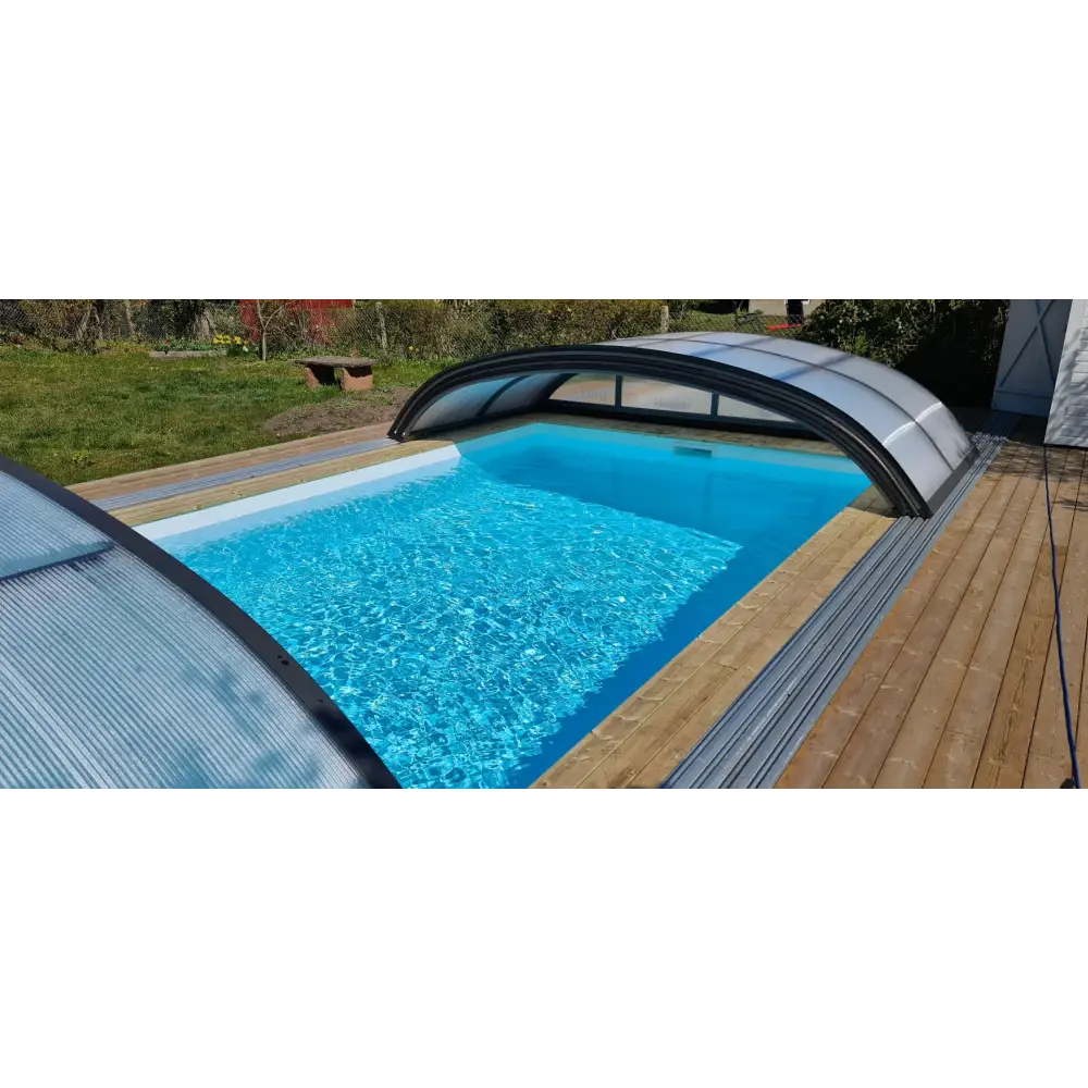 Pooltime Exklusiv 12mm rektangulär pool med turkost vatten och valvande pooltak