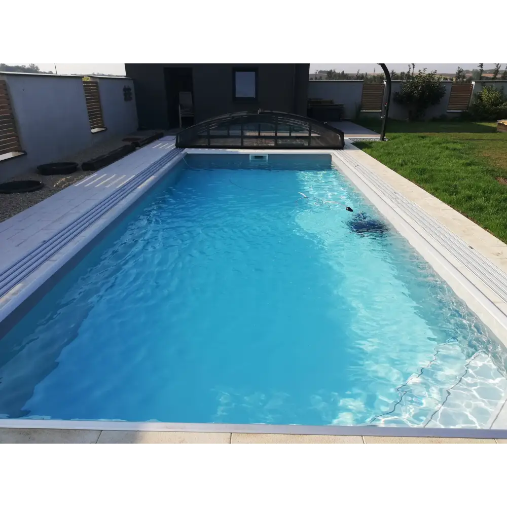 Pooltime Exklusiv rund dagbädd med böjt baldakin, rektangulär form, klart blått vatten och transparent böjd täckning