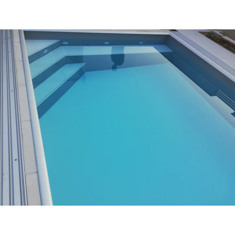 Modern rund dagbädd Pooltime Exklusiv vid rektangulär pool med turkost vatten