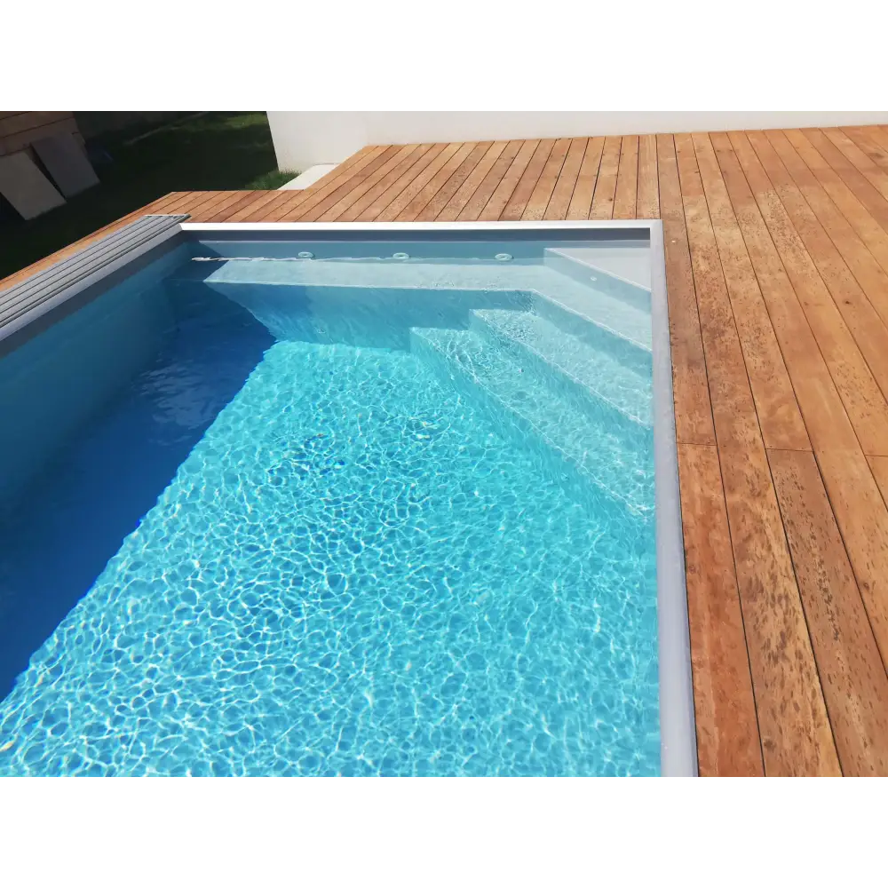 Exklusiv 12mm rektangulär pool med inbyggda trappor i blått vatten