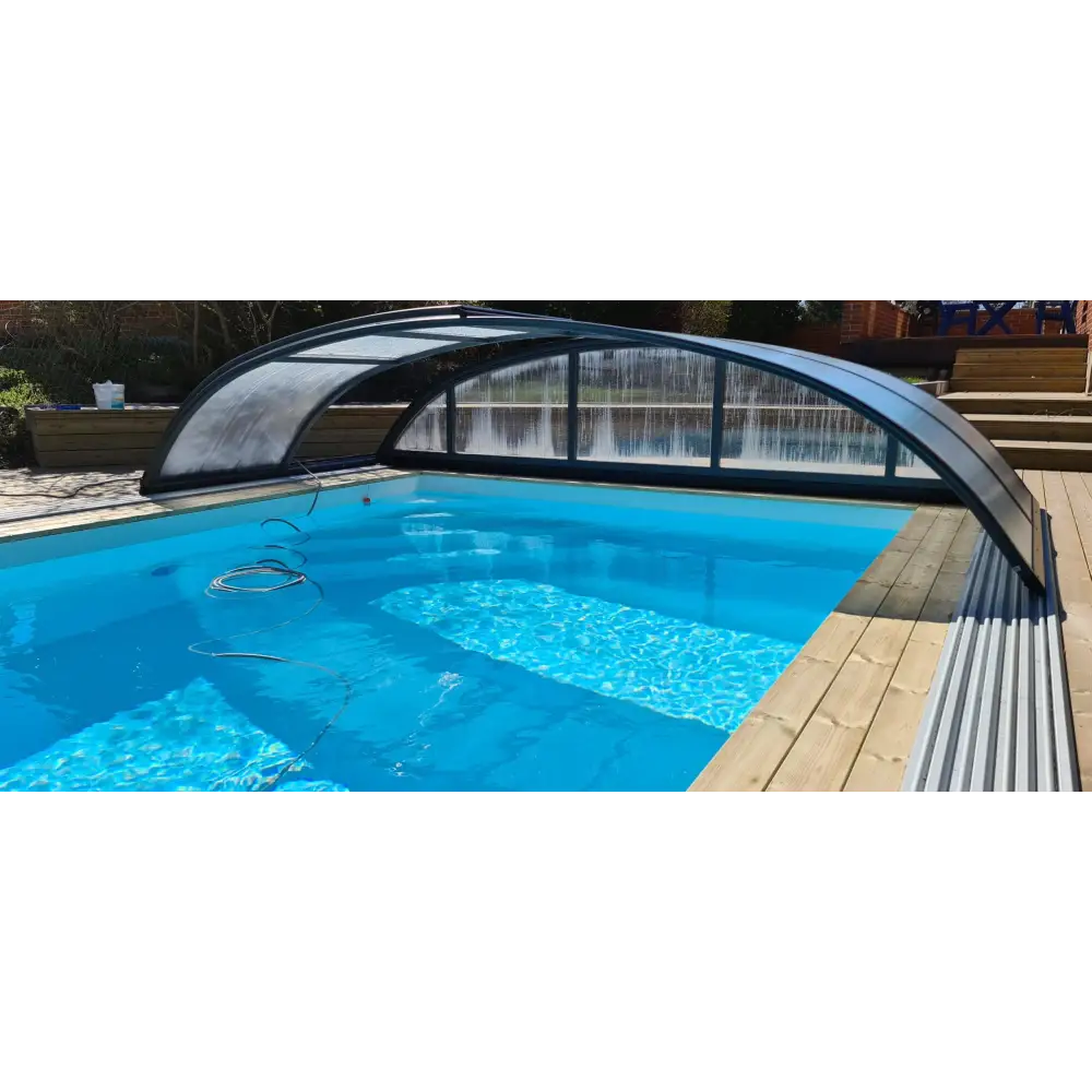 Pooltime Exklusiv 12mm rektangulär pool med blå rektangel, böjd täckning och träkanter