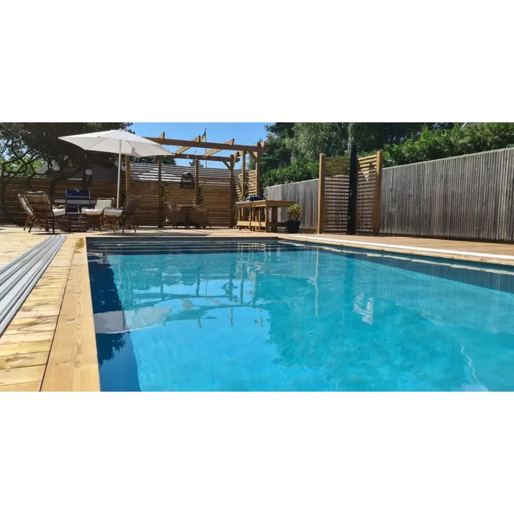 Exklusiv 12mm rektangulär pool med inbyggda trappor, klarblått vatten och träkanter