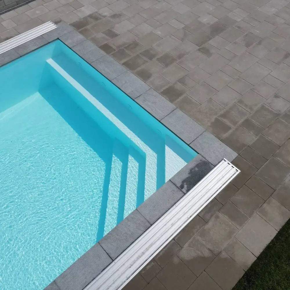 Modern Pooltime Exklusiv 12mm rektangulär pool med trädäck och turkost vatten