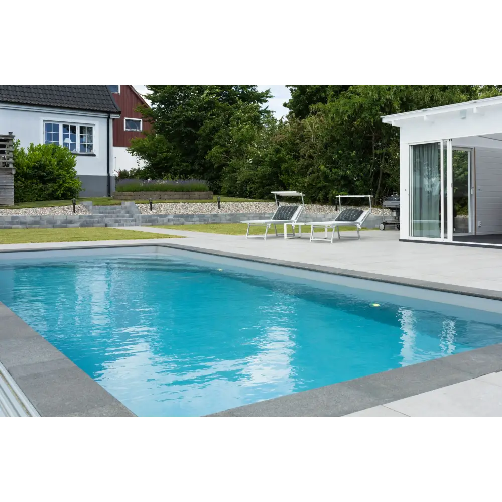 Pooltime Exklusiv 12mm rektangulär pool med klart blått vatten och grå betongkanter