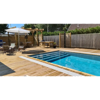 Pooltime Exklusiv 12mm rektangulär pool med klart blått vatten och vita kakelkanter i trädeck