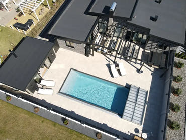 Pooltime Exclusive PP pool, 12 mm – 4 x 8 x 1.5 m, rectangular shape, clear blue water, beige tiles, dark grey pool enclosure