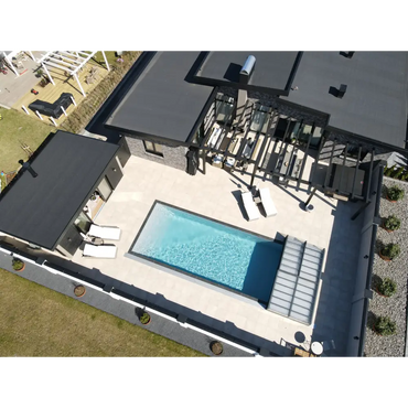 Rektangulär pooltime exklusiv 12mm pp pool 4 x 8 x 1,5 m med klarblått vatten, beige kakel och mörkgrå pooltak
