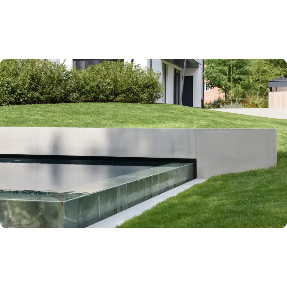 Pooltime Exklusiv Infinity med modern betongvägg och turkost vatten