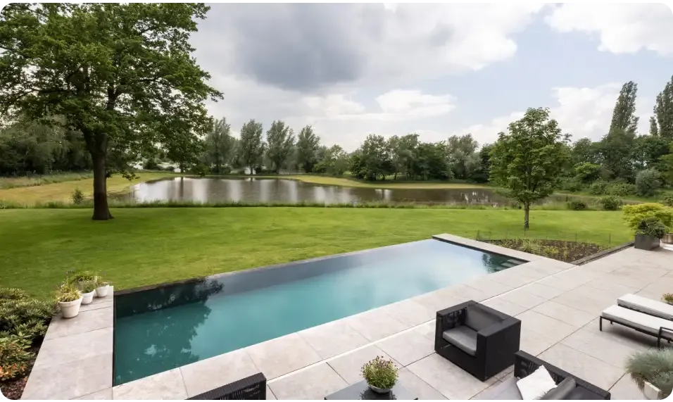 Exklusiv infinity pool med turkost vatten och svart kakel