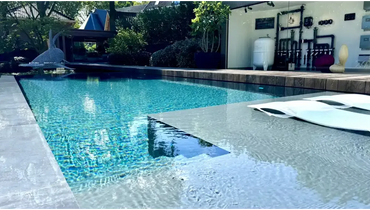 Pooltime Exclusive Infinity pool – clear turquoise water, black tiles