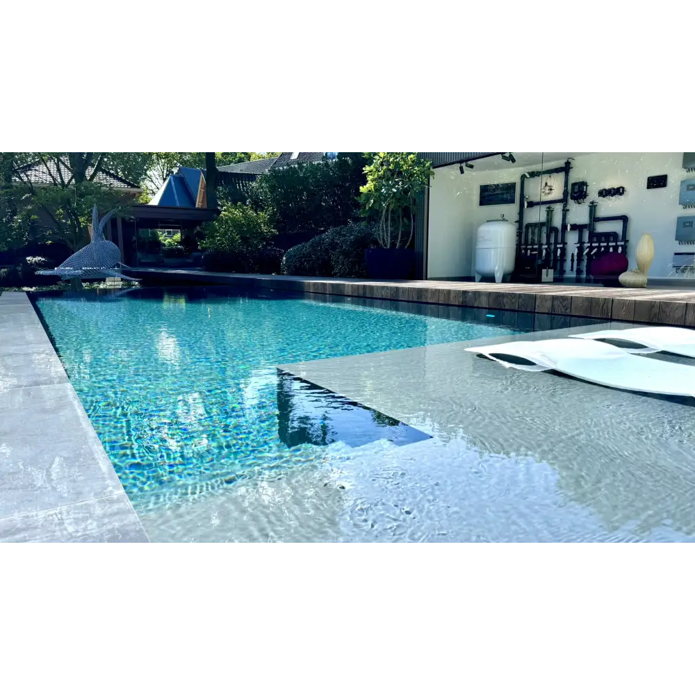 Pooltime exklusiv infinity med klart turkost vatten och svart kakel