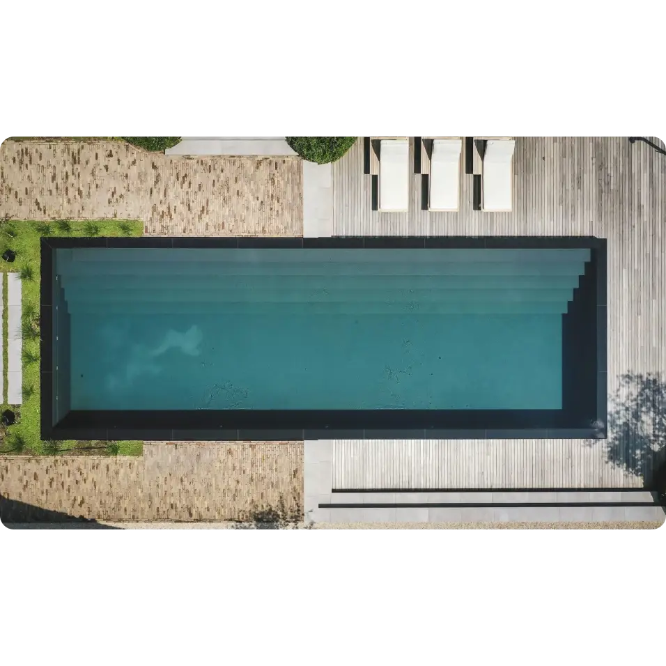 Pooltime exklusiv infinity med turkost vatten och svart kakel