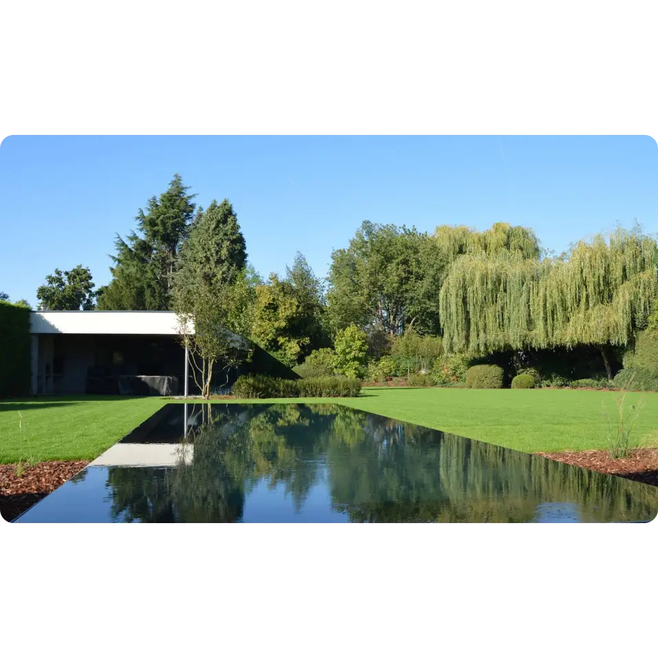 Modern vit hus vid Pooltime exklusiv infinity med turkost vatten