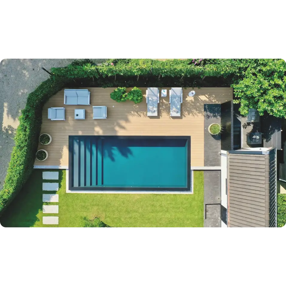 Pooltime Exklusiv Infinity med turkost vatten och svart kakel i trädeck