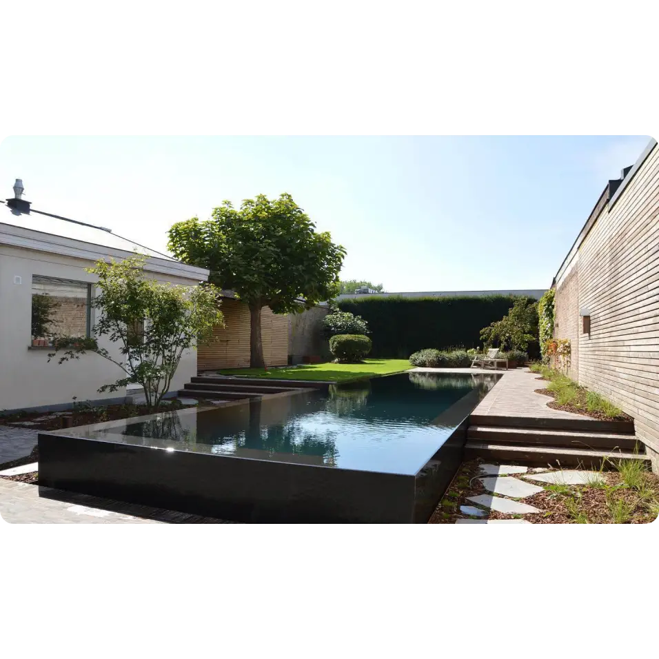 Pooltime Exklusiv Infinity pool med svart yta och lugnt vatten