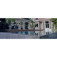 Pooltime exklusiv infinity med turkost vatten och svart kakel