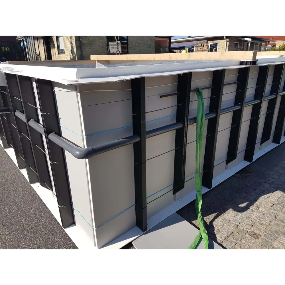 Grå Pooltime Exklusiv overflow med klart blått vatten och horisontella lameller