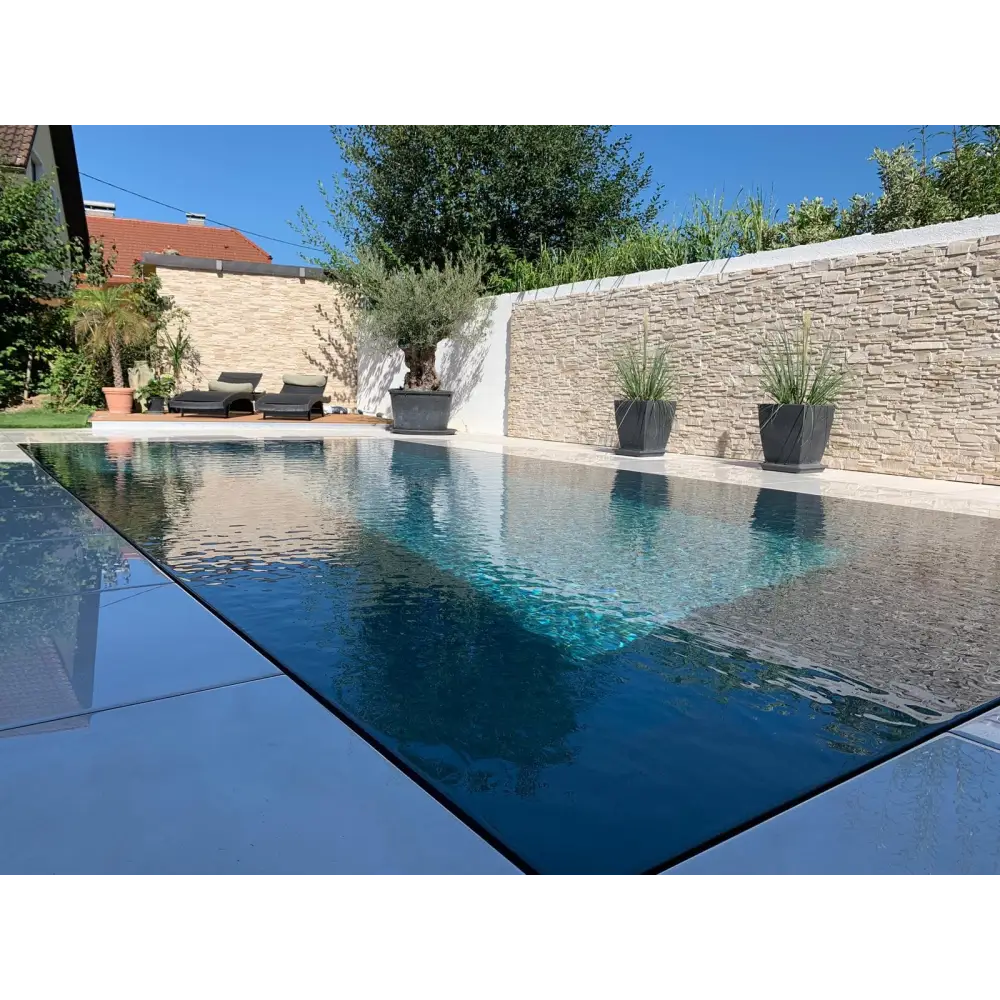 Pooltime Exklusiv overflow med rektangulär form, klart blått vatten och ljusgrå kakelkant