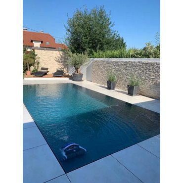 Blå och vit robotpoolrengörare i klart blått vatten i Pooltime Exklusiv overflow