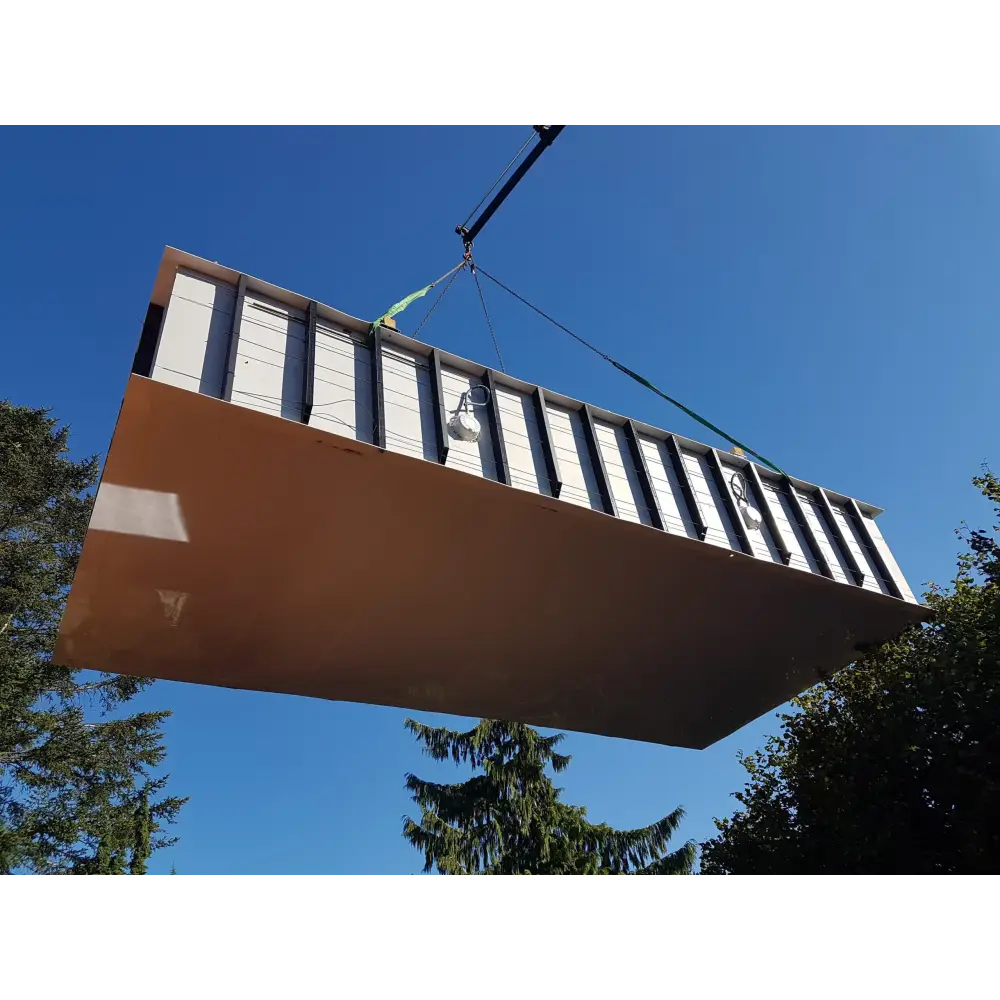 Pooltime exklusiv overflow med rostfärgad panel och klart blått vatten