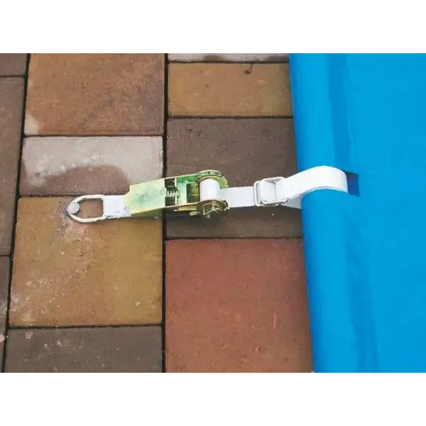 Grön och vit ratchetkabel säkrar blå pooltäckning inkl handenhet