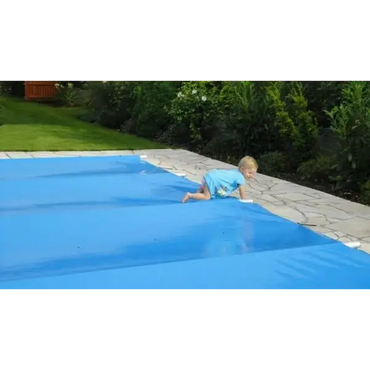 Blå pooltäckning för pool inkl handenhet i blått