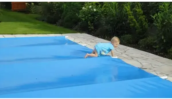 Blue pool cover including a manual operating unit – lawn, garden pool