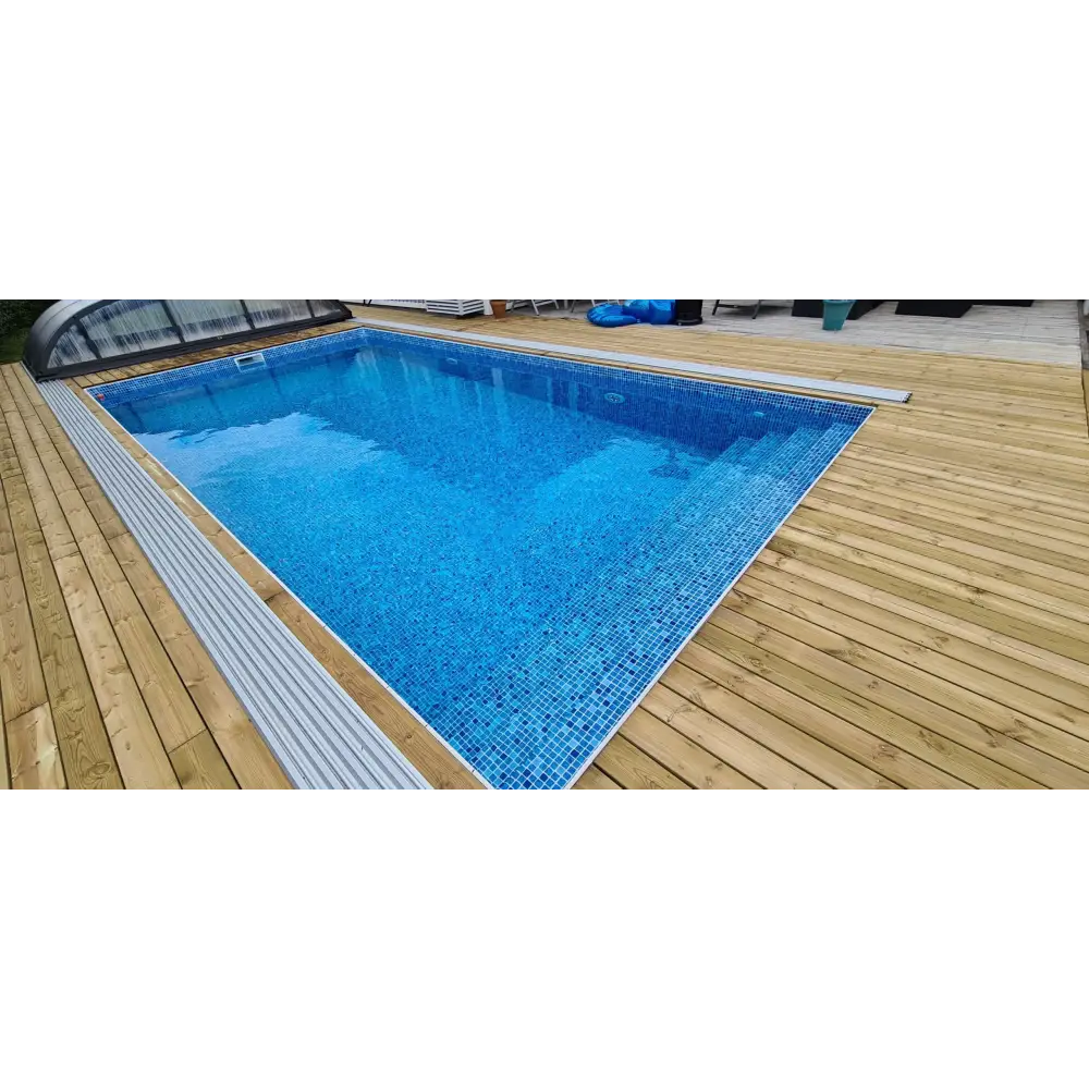 Thermopool Premium med blå mosaikplattor och silverkant