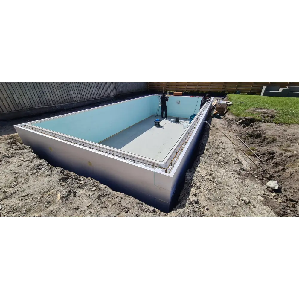 Thermopool Premium rektangulär ingroundpool med ljusblå mosaik och vit betong