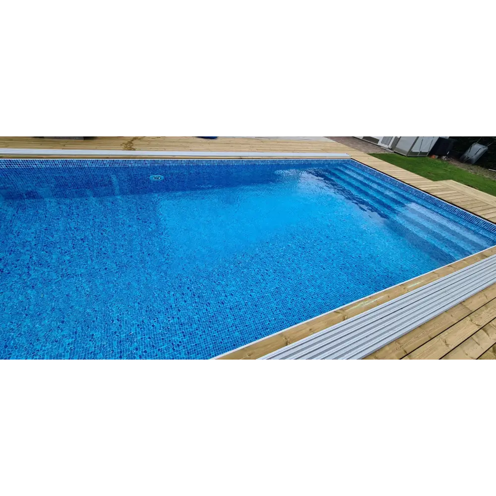 Thermopool Premium med blå mosaikplattor och silverkant, rektangulär pool