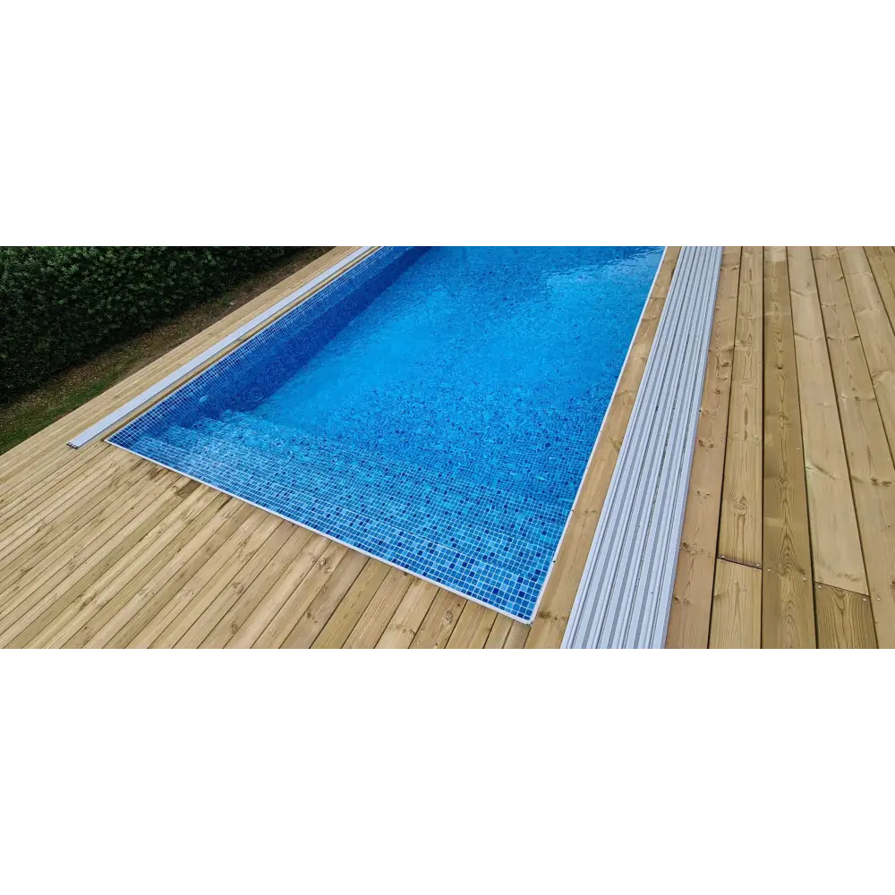 Thermopool Premium Plus med blå mosaik, rektangulär pool med trädäck