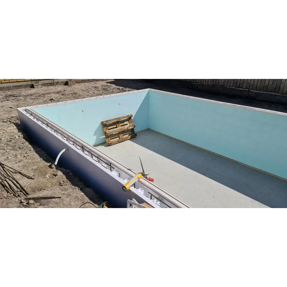 Thermopool Premium Plus under konstruktion med blå mosaik