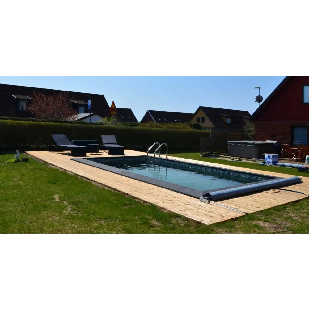 Thermopool Standard med rektangulär pool, blå mosaik och mörkblått vatten